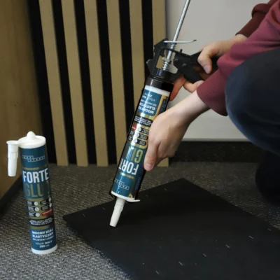 Wizualizacja Nakładanie Mocnego Kleju na lamel i listew